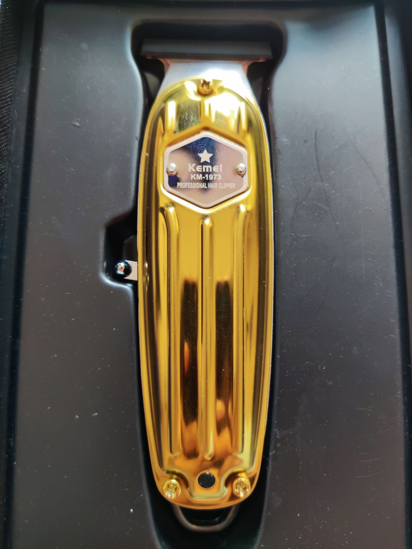 Đặt tông đơ KEMEI KM-1949 mà khi nhận hàng lại là KEMEI KM-1973, không biết là hết hàng hay giao nhầm mà ko thấy báo cho KH