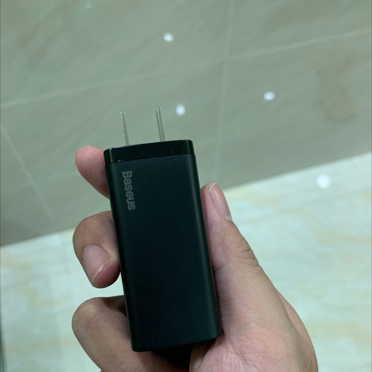 Sp đẹp, nhỏ gon, cầm rất đầm tay. Dùng sạc laptop rất ok vì mang đi gọn gàng.
Các bạn sử dụng sạc laptop nên dùng dây từ 60W trở lên.