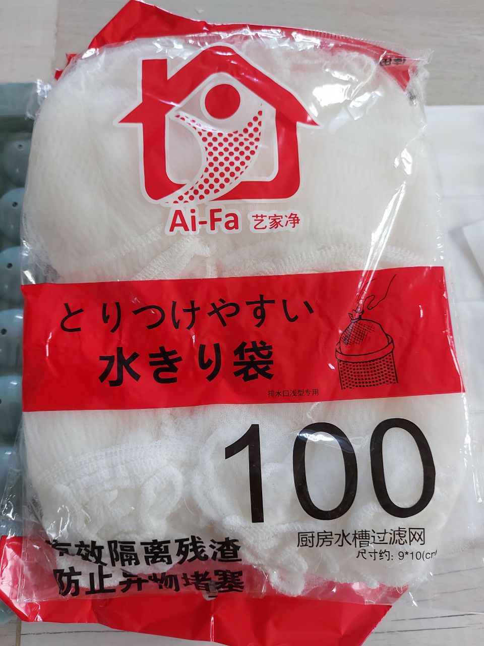 Hàng giao hơi lâu nhưng giao đầy đủ, đóng gói ko chắc chắn lắm, chỉ bao 1 bọc đen bên ngoài nhưng hàng ko phải dễ vỡ nên cũng ko ảnh hưởng gì. Túi lọc rác rất tiện lợi, dễ sử dụng, 1b 100c, mua combo 3b là 300c xài được rất lâu, túi lọc rất mịn, có thể lọc tốt, giúp cho bồn rửa chén ko còn bị tắc, lại rất vệ sinh, gắn vô rất dễ, khi sử dụng xong tháo ra bỏ cũng rất đơn giản. Nhà nào cũng nên có, rất ok, mọi người nên mua sử dụng.