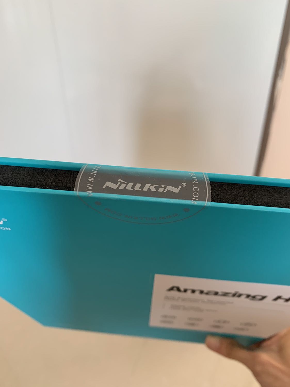 Hàng chính hãng Nhật, viền cường lực mỏng. Có khăn lau màn hình trước khi dán cường lực. 
Dán xong nhìn như cái gương 😄