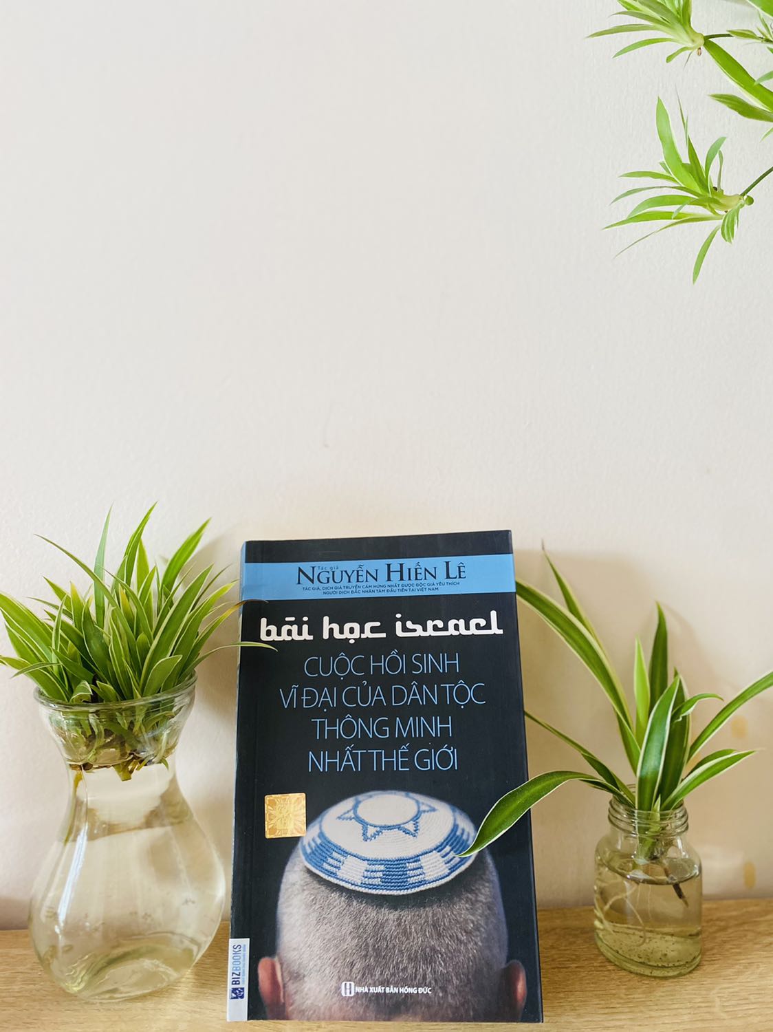 Nguyễn Hiến Lê - một tác giả có cái nhìn thấu đáo về lịch sử thời cuộc khắp Á Phi Âu, và đặc biệt cách Ông tiếp cận thông tin và truyền tải tình hình Trung Đông cực kì sắc nét và sắc sảo. Qua “Bán đảo Ả Rập - tinh thần Hồi giáo và thảm kịch dầu mỏ” vô tình biết được quyển này, để tìm hiểu rõ hơn về nỗi đau khổ tận cùng về sự diệt vong của 1 dân tộc mất nước lưu vong hơn 2 ngàn năm để rồi hồi sinh trong sự kinh ngạc của thế giới.

Sự thành lập Quốc gia Israel vào năm 1948 quả là một phép mầu. Một dân tộc đã mất Tổ quốc mình non hơn 2 ngàn năm, phiêu bạt khắp nơi trên thế giới. Tới đâu cũng bị kỳ thị, hắt hủi, chịu nhiều cảnh thảm nhục, tàn sát không sao tưởng tượng nổi. 

Mối thù tôn giáo khi xưa của Do Thái và La Mã (đức Ki Tô - nhiều lần giảng đạo vạch thói kiêu căng và giả dối của một nhóm người Do Thái xưa, một môn phái Do Thái oán ghét Ki Tô xúi dân chúng nổi dậy, cho ông là phiến loạn buộc nhà cầm quyền La Mã xử tội ông và ông bị đóng đinh trên núi Golgotha cùng hai tên cướp). Sau đó, sự cai trị của La Mã tàn khốc, dân tộc Do Thái nổi loạn nhiều lần rồi cuối cùng mất nước lưu vong từ 720 TCN. Và từ đó mang trên vai một tội lơn “Giết Chúa”, bị Công giáo - Kito Giáo - Hồi giáo oán ghét, mà oán ghét từ thời xa xưa đó cho đến tận mãi bây giờ đã hơn 2000 năm. Mà kinh khủng nhất là sự tận diệt gốc rễ và nòi giống của Do Thái vào thế kỉ XX của Đức bởi bàn tay Hitle rồi lan rộng ra khắp Châu Âu khiến nhiều triệu người Do Thái chết trong nỗi ấm ức và đau khổ tột cùng.

Tại các nước theo Hồi giáo, người Do Thái như một loại người tiện dân, hễ họ đụng tới vật gì thì vật đó hoá ra ***. Họ không được không mở quán tạp hoá, không được ra khỏi nơi cư trú khi trời mưa. Nếu một người Hồi giết người Do Thái thì chỉ bị đền cho nhân thân người bị giết 1 khoản tiền rồi được tự do - và người Do Thái tuyệt nhiên không được chống án. Ở Maroc, họ dưới quyền cai quản của Nhà Vua, Vua muốn xử sao thì xử, có thể bắt làm nô lệ hay giết họ cũng được. Ở Yemen, người Do Thái ko được phép lớn tiếng trước mặt người Hồi, không được cất nhà cao hơn, không được đụng chạm người Hồi...Nhưng dù gì người Do Thái sống chung với người Hồi vẫn còn gọi là yên ổn hơn ở Châu Âu.

Tại Châu Âu, thân phận người Do Thái điêu đứng. Họ thường xuyên bị tra tấn, trục xuất... bắt buộc phải từ bỏ tôn giáo của họ để theo Tôn giáo khác. Bị trút lên đầu những tội lỗi mà họ ko gây ra, bị treo cổ, dìm nước, thọc tiết, thiêu sống, chôn sống, hà hơi ngạt chết tập thể...Họ phải sống trong khu biệt lập gọi là ghetto và ban đêm ko được phép ra khỏi khu. Kinh khủng và tàn bạo nhất là tận diệt giống nòi Do Thái dưới thời Đức quốc xã không phải chỉ kì thị Tôn giáo mà còn thêm kỳ thị chủng tộc, hễ tổ tiên ba bốn mươi đời là Do Thái cũng bị giết (cho dù họ có cải giáo cũng bị giết). Ban đầu lính tráng giết bằng súng đạn, họ cho người Do Thái xếp thành hàng, và nã súng liên tục tận diệt nhiều ngày đêm, cả người già trẻ em không tha một ai. Sau đó, thấy cách giết này mất thời gian và tốn nhiều súng đạn. Họ cho xây cái trại Tập trung và lùa vào giết bằng hơi ngạt, khiến mấy triệu người Do Thái chết trong một thời gian ngắn. 

Một đất nước bước lên từ đau khổ, khi dồn họ đến đường chết thì họ lại mạnh mẽ hơn bao giờ hết để có thể sinh tồn. Họ thông minh, bãn lĩnh, biết hấp thụ những gì tiên tiến của phương Tây để xây dựng an sinh cho cộng đồng của mình. Họ đoàn kết, quả cảm nên dù với dân số thấp rất nhiều so với Ả Rập. Ấy thế mà, họ vẫn thông minh và chiến thắng vang dội với Liên quân Ả Rập vào năm 1967 để dành trọn Jerusalem và bức tường than khóc. Dù rằng cho đến bây giờ, vùng Trung Đông vẫn đang bất ổn, họ vẫn gồng mình để bảo vệ lãnh thổ nhưng những gì mà dân tộc Do Thái đã làm được cũng đáng được thế giới công nhận ở mặt tích cực.

Chiến tranh ở nơi đó chưa bao giờ kết thúc, dù tác giả viết quyển sách này ở thế kỷ XX. Cho đến nay, ở thế kỷ XX1, nó vẫn nóng bỏng nhưng Quốc gia Israel đã được thừa nhận và có tên trên bản đồ thế giới như một Quốc gia độc lập sau 2000 năm lưu vong.