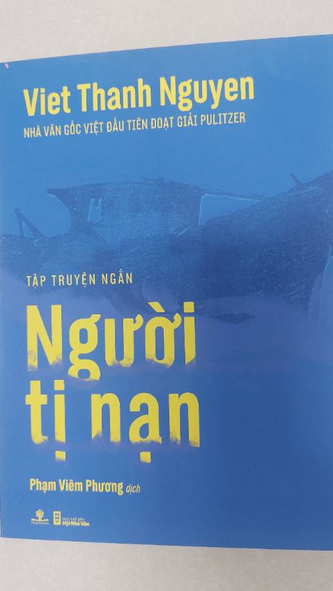 “Người tị nạn” không hẳn là câu chuyện riêng về người tị nạn dù ít nhiều yếu tố tị nạn được đề cập đến. Tác phẩm là các câu chuyện về những người Việt xa sứ hay những con người có ít nhiều gắn bó Việt Nam. Không đặc sặc trong văn phong kể chuyện, không phán xét các vấn đề có tính lịch sử  cũng không mưu cầu về đạo đức hay triết lý. “ Người tị nạn “ đơn giản là các câu chuyện cuộc sống quanh chúng ta được tác giả ghi chép lại bằng góc nhìn của một người tị nạn.