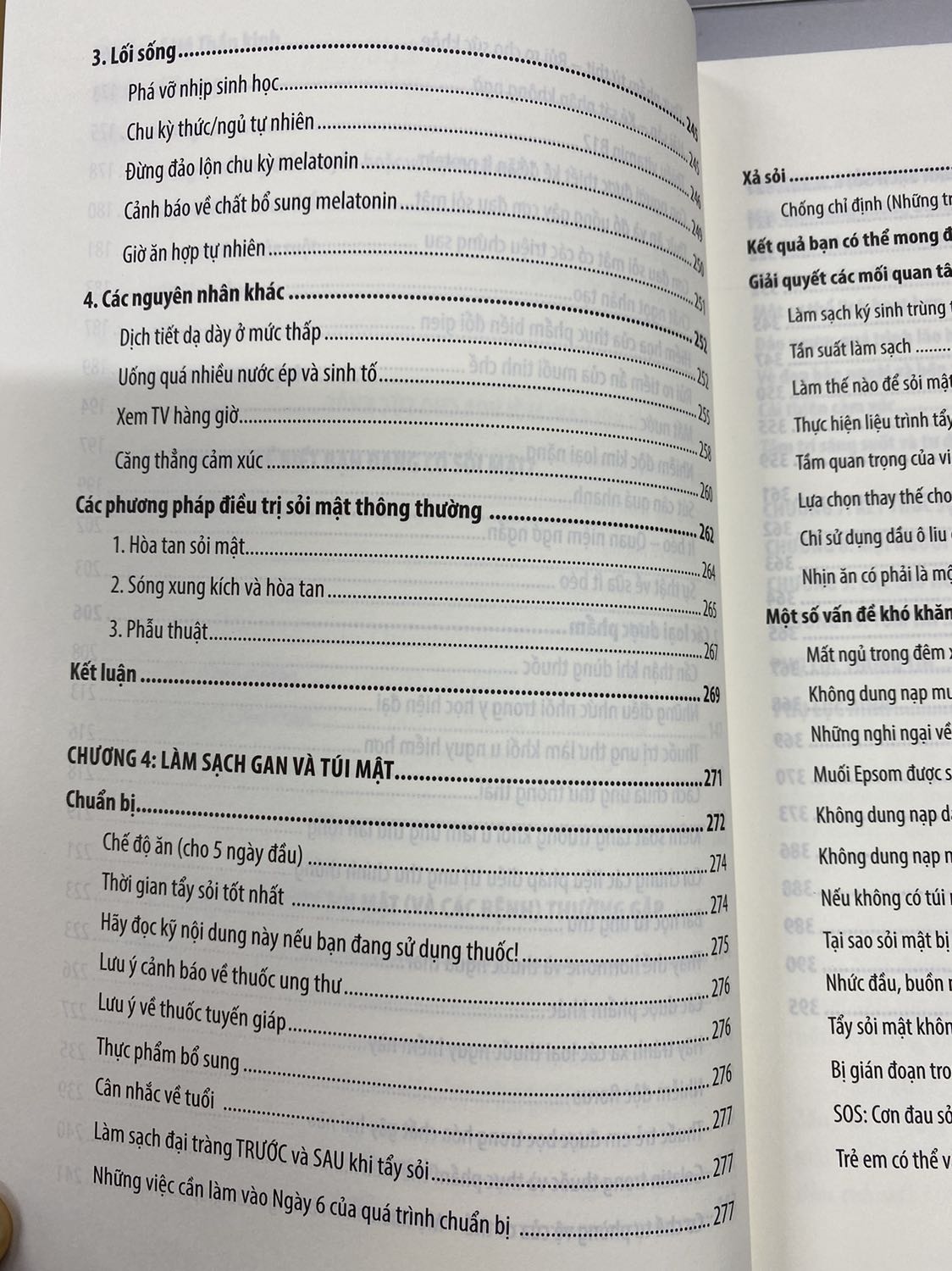 Mình biết tới sách thông qua group thải độc của Viet Healthy, nội dung sách thì không còn gì để nói rồi. Vì quy trình thải độc rất nhiều nên mình quyết định mua sách về đọc (trong group cũng có chia sẻ nhưng k được hệ thống nên khó nắm thông tin). Sách giá 199k nhưng mua giảm giá còn 87k với độ dày sách gần 500 trang thì quả là rất đáng tiền luôn. Tỉ lệ ung thư gan ở Việt Nam rất cao, và sỏi gan là một trong những nguyên nhân gây ung thư gan cao nhất, đây sẽ là cuốn sách bảo về sức khoẻ bạn và người thân từ lúc này. Rất đáng mua nha mọi người ơi!