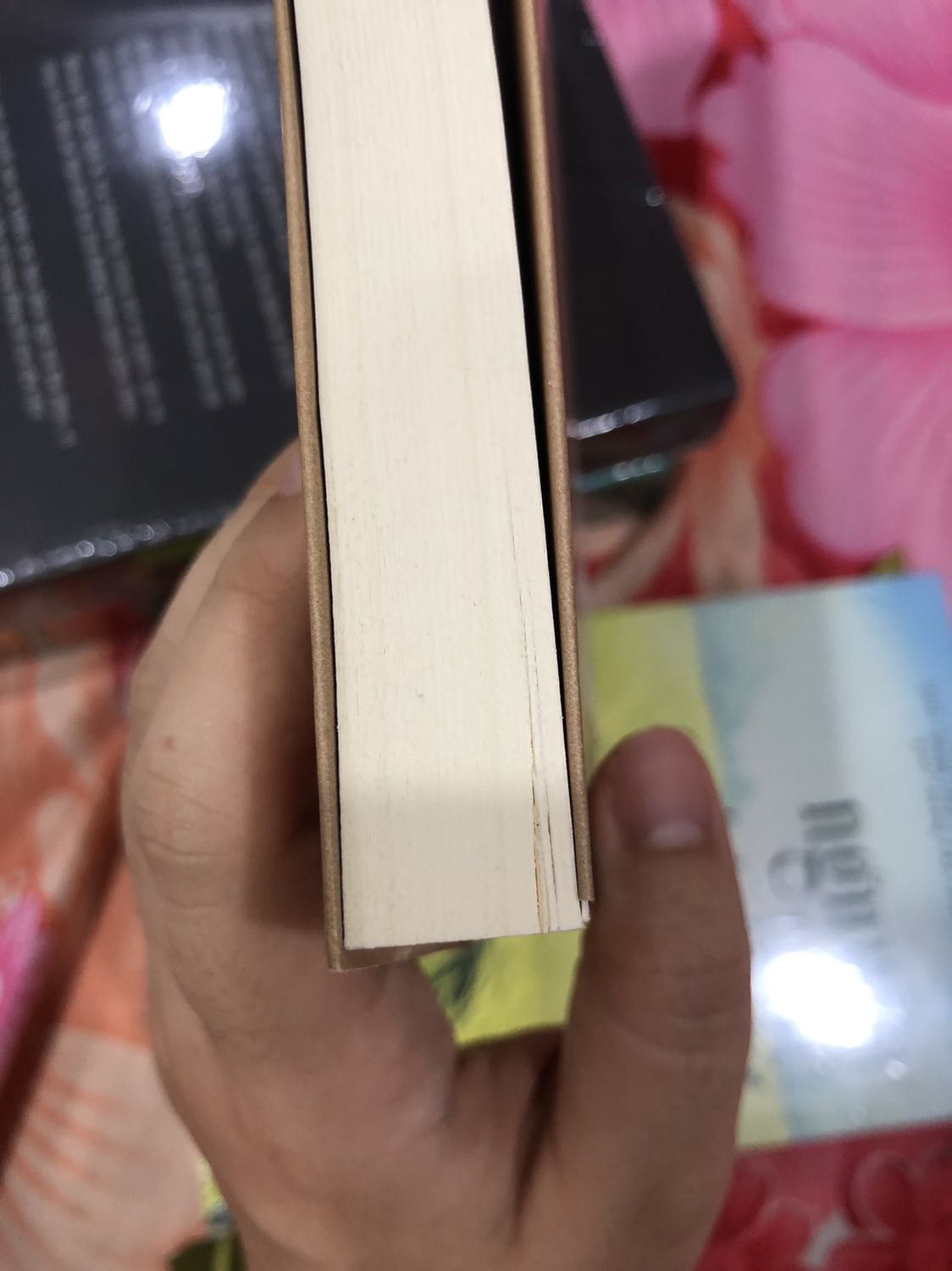 Hàng tốt, cơ mà vẫn còn một số lỗi, mình nghĩ một phần cũng do vận chuyển. Bìa ngoài bị rách một tẹo, trông ko đẹp. Nhưng dẫu sao mình cũng ko quan trọng hình thức lắm nên tạm chấp nhận n đc. Cảm ơn Tiki vì đã giao đơn hàng đến tay mình! Thanks!