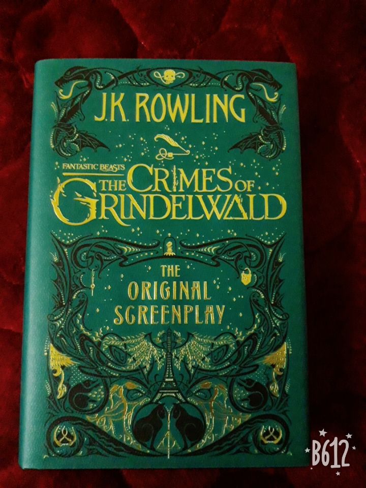 Sách đẹp lắm luôn, đáng đồng tiền bát gạo. Đối với ai là tín đô của Harry Potter thì việc sở hữu 1 cuốn sách đẹp như thế này thực là mong muốn khó cưỡng. Mặc dù ko phải truyện mà là kịch bản phim thì vẫn hấp dẫn như thường. Khi cầm cuốn sách này trên tay chỉ ước có được bộ Harry Potter với cùng chất lượng như này. Nói chung là sung sướng quá đi.