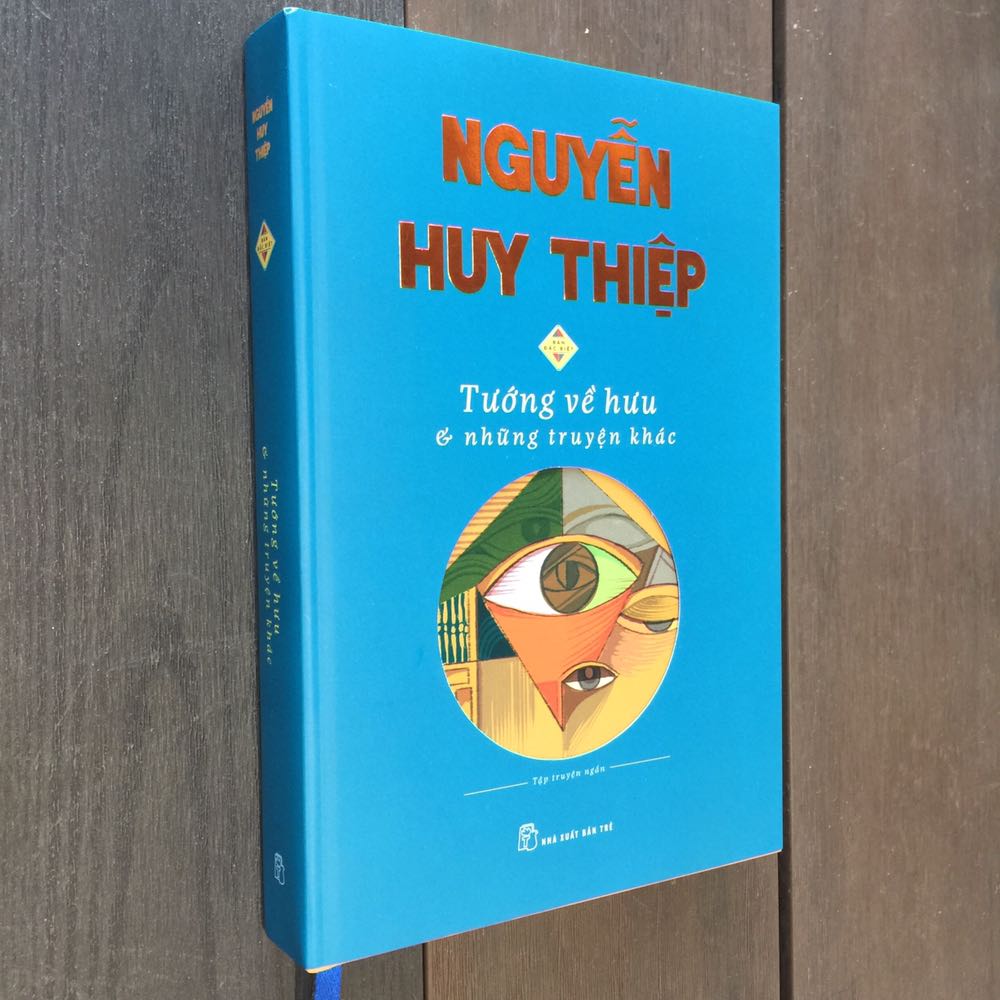 Tuyển tập truyện ngắn của nhà văn Nguyễn Huy Thiệp.
Sách do NXB Trẻ ấn hành 2022, bìa cứng có áo bọc, in ấn rất đẹp, giấy đẹp, tốt.
Tiki giao hàng nhanh, sách nguyên seal, nhưng không được chèn lót cẩn thận, may sách không bị cấn bìa.