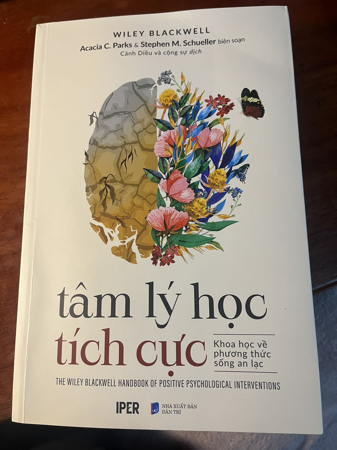 Cuốn sách như một nghiên cứu khoa học, mang tầm vĩ mô; là sự tổng hợp rất nhiều nghiên cứu của các nhà tâm lý học. Nếu anh/ chị nào nghiên cứu về tâm lý học/ đam mê ngành tâm lý thì cuốn sách rất hữu dụng. Sách dày, k bị móp méo và tiki giao hàng nhanh.