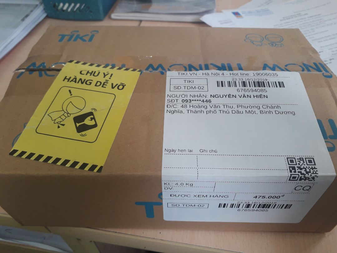 Bên ngoài dán HÀNG DỄ VỠ, bên trong quấn nilong chứ không có túi xốp.. cũng nhờ tiki giao nhận cẩn thận nguyên vẹn chứ không là nhễu nhão rồi.