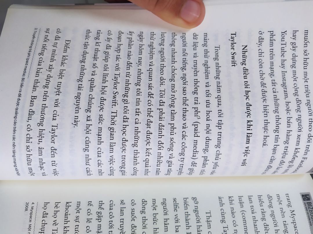 nội dung do chưa đọc nên mình chưa bình luận đc. nhưng về chất lượng hàng và cách đóng gói thì nhà sách fahasa chưa bao h làm mình thất vọng. Cuốn này mua về đc bọc kính đàng hoàng rất thích.