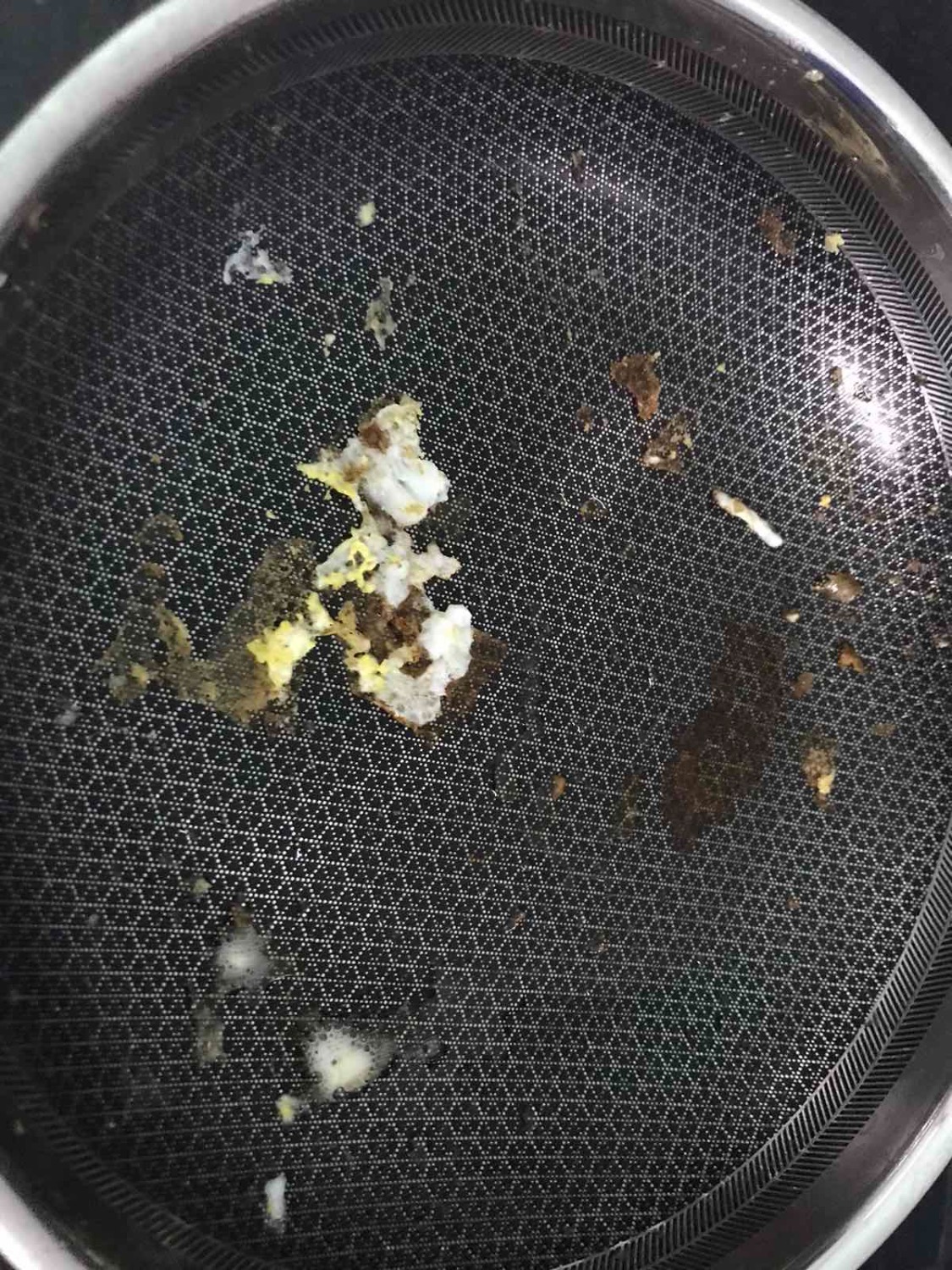 Tôi mua chảo này cho mẹ tôi, là chảo chống dính nhưng chiên trứng cũng ko chiên được vì dính chặt vô chảo. 
Giống 1 cú *** dễ sợ.
Không biết tiki giải quyết vấn đề này thế nào?