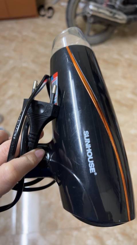 Máy sử dụng tốt, có cả sấy mát và nóng, gập gọn khá tiện