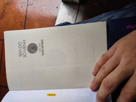 Chất liệu giấy kém. Có hiện tượng bị hơi mốc vàng ở tờ đầu tiên. Nói chung giá sách đắt quá nên bán 1 nửa giá bìa thì hợp lý hơn.