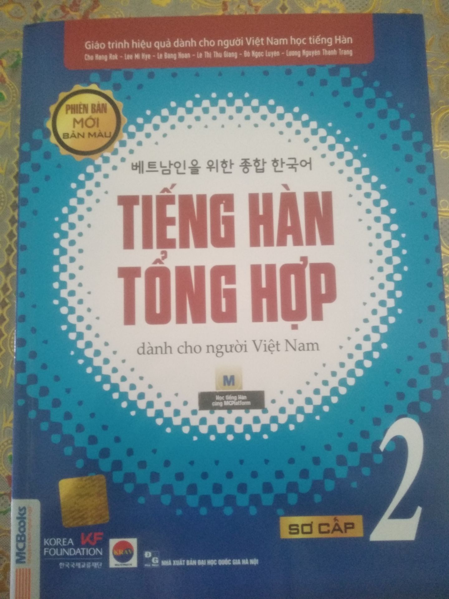 k có tập kèm sách bài tập và nếu k tặng kèm thì đề nghị ghi trên tên là chỉ có giáo trình, nhìn thấy khách hàng chụp cả 2 quyển tưởng có sách bài tập nữa chứ...thất vọng