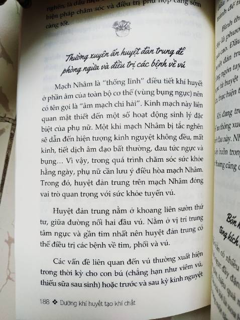 Sách rất hay, nội dung dễ hiểu, dễ đọc. Sách có kèm công thức bồi bổ khí huyết đặc biệt cho chị em phụ nữ trong thời kỳ dậy thì, mang thai, sau sinh và cách nuôi dưỡng khí huyết để trẻ, khoẻ lâu, ít bệnh. 

Ban đầu mình khá phân vân khi đặt mua vì không tìm được đánh giá nào nên chỉ mua 1 quyển, rõ ràng sách đáng đọc mọi người ạ. Mình sẽ đặt thêm quyển dưỡng gan còn lại của tác giả để về đọc tiếp. Nên mua cả 2 quyển nếu bạn là người quan tâm đến sức khoẻ của mình và người thân trong gia đình nhé!
