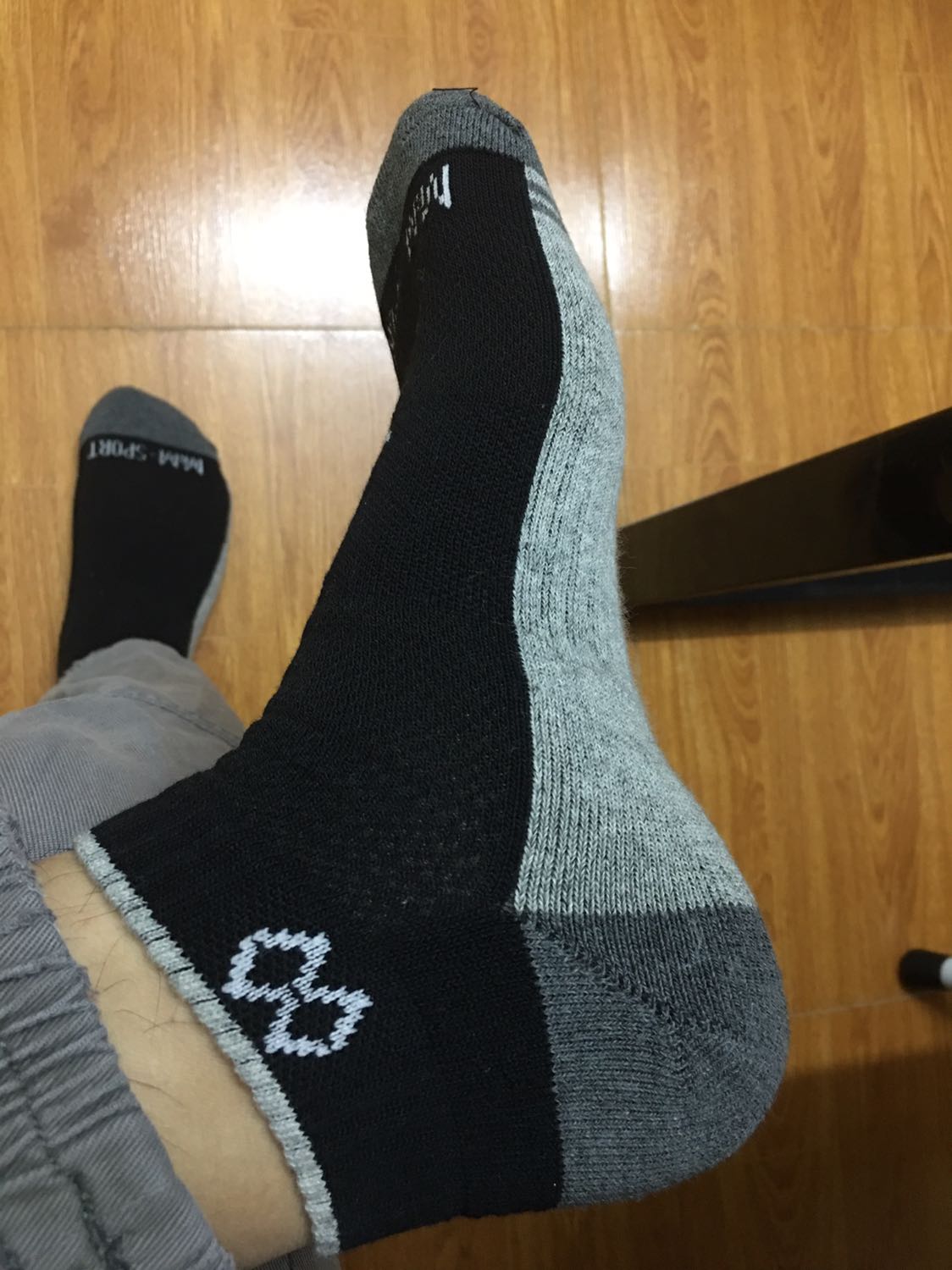 Cảm ơn nhà bán hàng đầu tư cho hình thức trình bày và bọc gói sản phẩm nhé. 5 đôi tất nhưng có nguyên hộp to như hộp của hay đựng trưng bày áo sơ mi vậy. Giá bán lẻ là 50k/ đôi, chất liệu mềm êm, cách thức may dầy và thêm lót êm ở phần dưới gan bàn chân, gót và đầu mũi chân. Phần bên trên mua bàn chân thì may chéo mắt lưới gọi là thưa hơn so với mặt dưới, nhưng phải kéo căng ra mới thấy. Chắc thiết kế để dễ thoát mồ hôi và thoáng khí hơn khi đi cùng các dòng giày thể thao thì phần buộc dây giầy và hai bên hông của bàn chân là để thoát hơi ẩm mà. Tất không phân biệt bên trái bên phải. Mua theo gói combo 5 đôi như vậy giá cả âu cũng quá hợp lý. Build giá bán tốt và sản phẩm theo mình thấy đáng đồng tiền đó. Chúc bán tốt sp nhé.  Tạm vậy, khi nào trên chân chạy bộ rồi sẽ comment thêm.