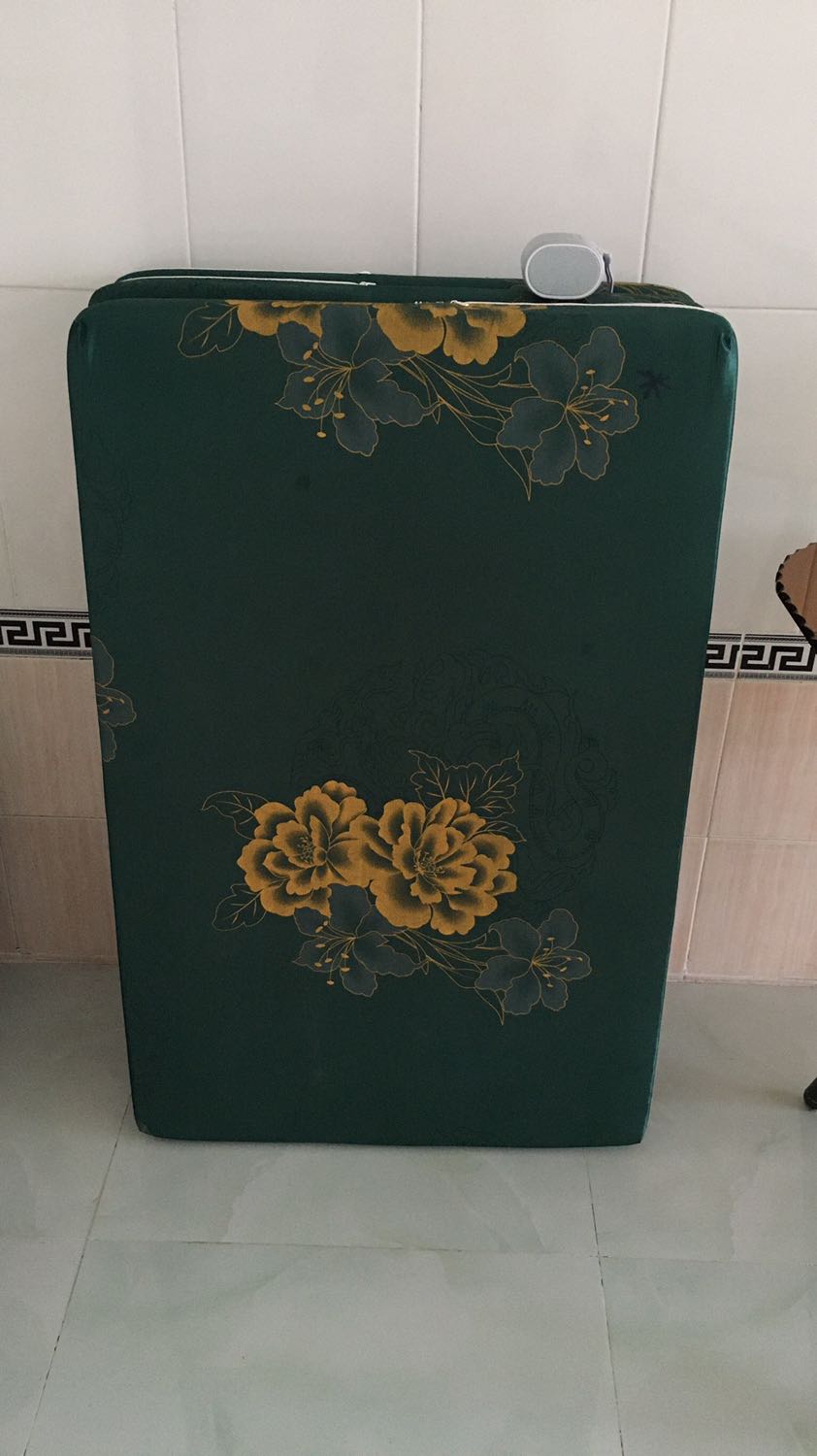 Mình đã nhận hàng và sử dụng. Mình xin chia sẽ vài điều về sản phẩm này sau 2 ngày sử dụng.
- Nệm nhẹ, nằm không lún, không cảm thấy nóng hay hầm lưng
- Đường mai tạm ổn, có những chỗ mai hơi ẩu nhưng không quan trọng lắm.
- Màu sắc, hoa van thì tạm ổn, không bắt cho lắm
- Vừa vặn cho 1 người nằm, xoay hay trở mình, mộng du hay lăn lê bò lết cũng ok.
- Theo quan điểm cá nhân của mình thì chất lượng ok. Bền hay không thì sài lâu mới biết, nhưng bạn cũng không nên mong đợi nệm có thể nằm được 3,4 năm. 

Mình khuyên là nên mua sản phẩm này nếu bạn:
- Không quan trọng về vẻ bề ngoài, mà chỉ cần 1 chiếc nệm để nằm, dễ dàng gấp và di chuyển or saving spaces.

Cheers