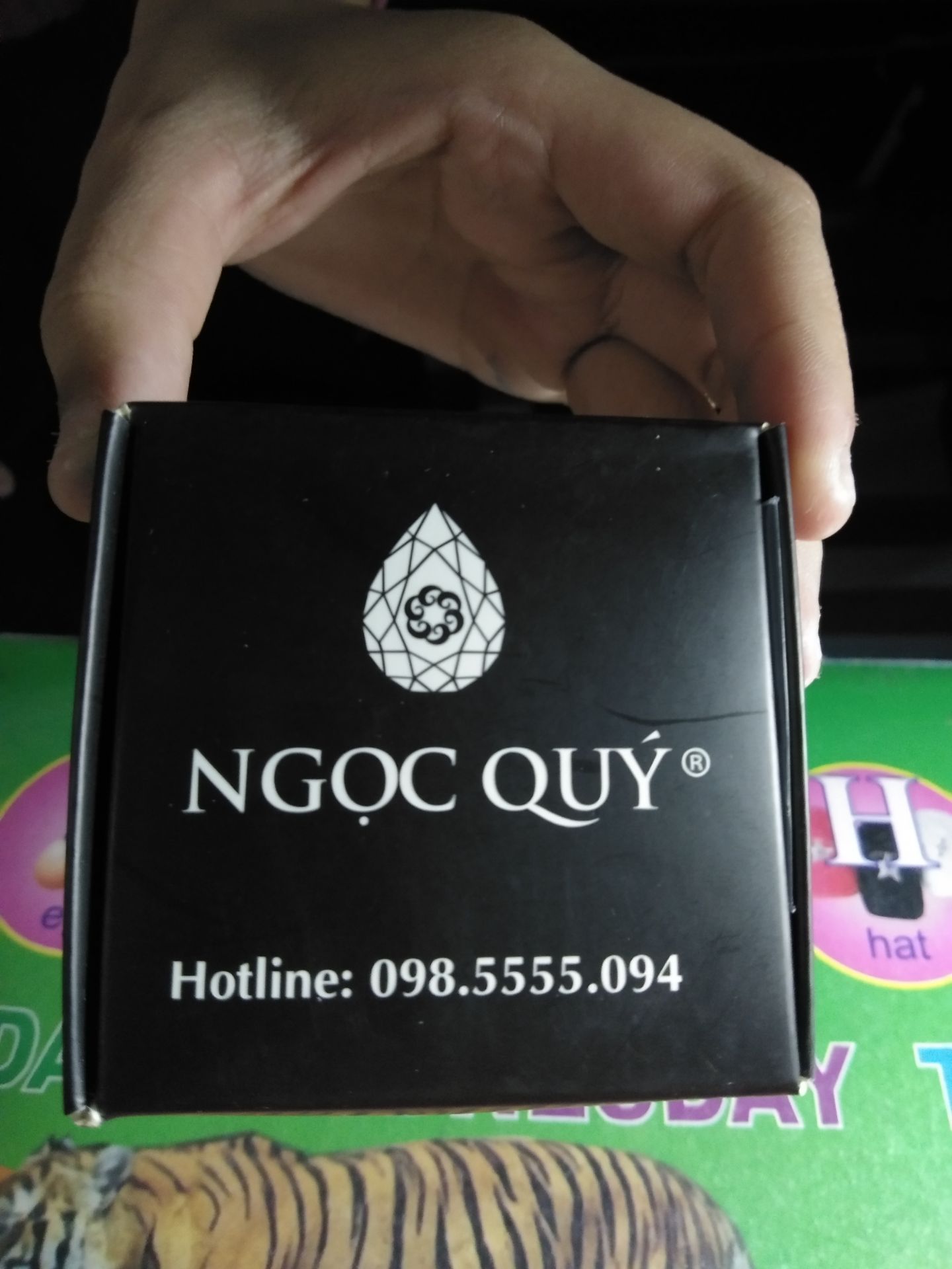 Săn được sale 8k cho sản phẩm này. 
Không nghĩ tới nó được đóng gói cẩn thận đến vậy, kích thước phù hợp cho những bạn có ngón tay thon dài. Nhẫn rất đẹp, đeo có cảm giác rất thoải mái, hơn nữa còn rất sang trọng. 
Đóng gói cẩn thận.