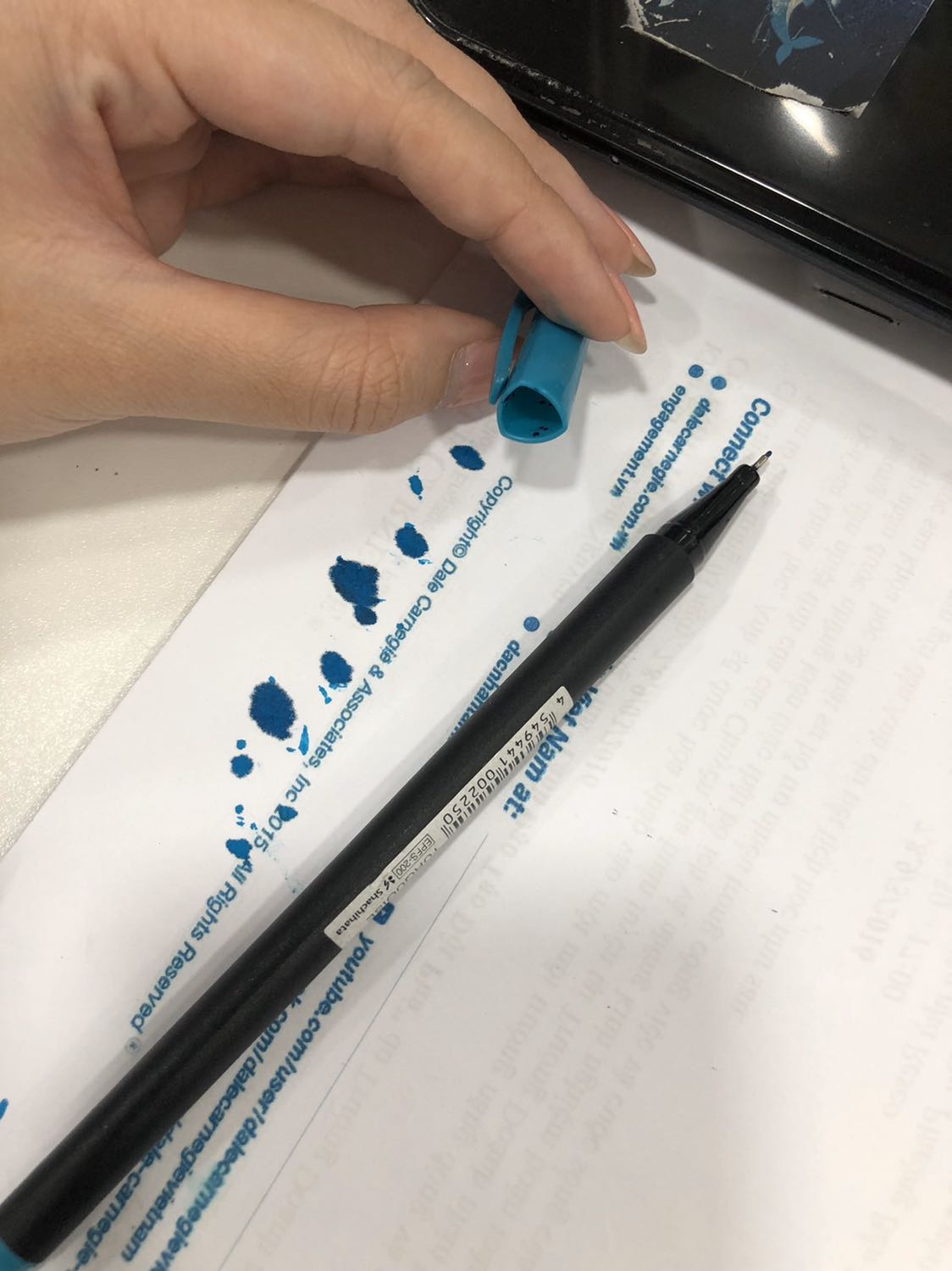 Mực chảy ra rất nhiều ở nắp bút và khi viết. Mấy lần trc mình mua thì ko bị như vậy. Vui lòng đổi giúp mình.