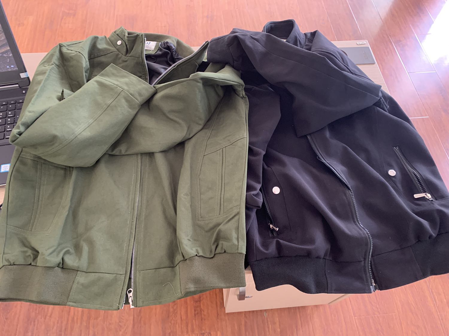 Mua hàng lần 2.
Lần 1 áo màu đen: Rất hài lòng
Lần 2 áo màu xanh: Khá được hài lòng.
- Sản phẩm ko giống ảnh
- 2 áo cùng loại nhưng chi tiết khác nhau (kiểu dáng, dây khoá, cổ tay, túi, 
- Sợi vải xanh thô hơn, vải đen mịn hơn.

Hàng chất lượng, phù hợp giá thành.
Lưu ý để các bạn có chọn màu xanh còn thấy hình thực tế, chứ lướt xem bình luận chưa thấy.