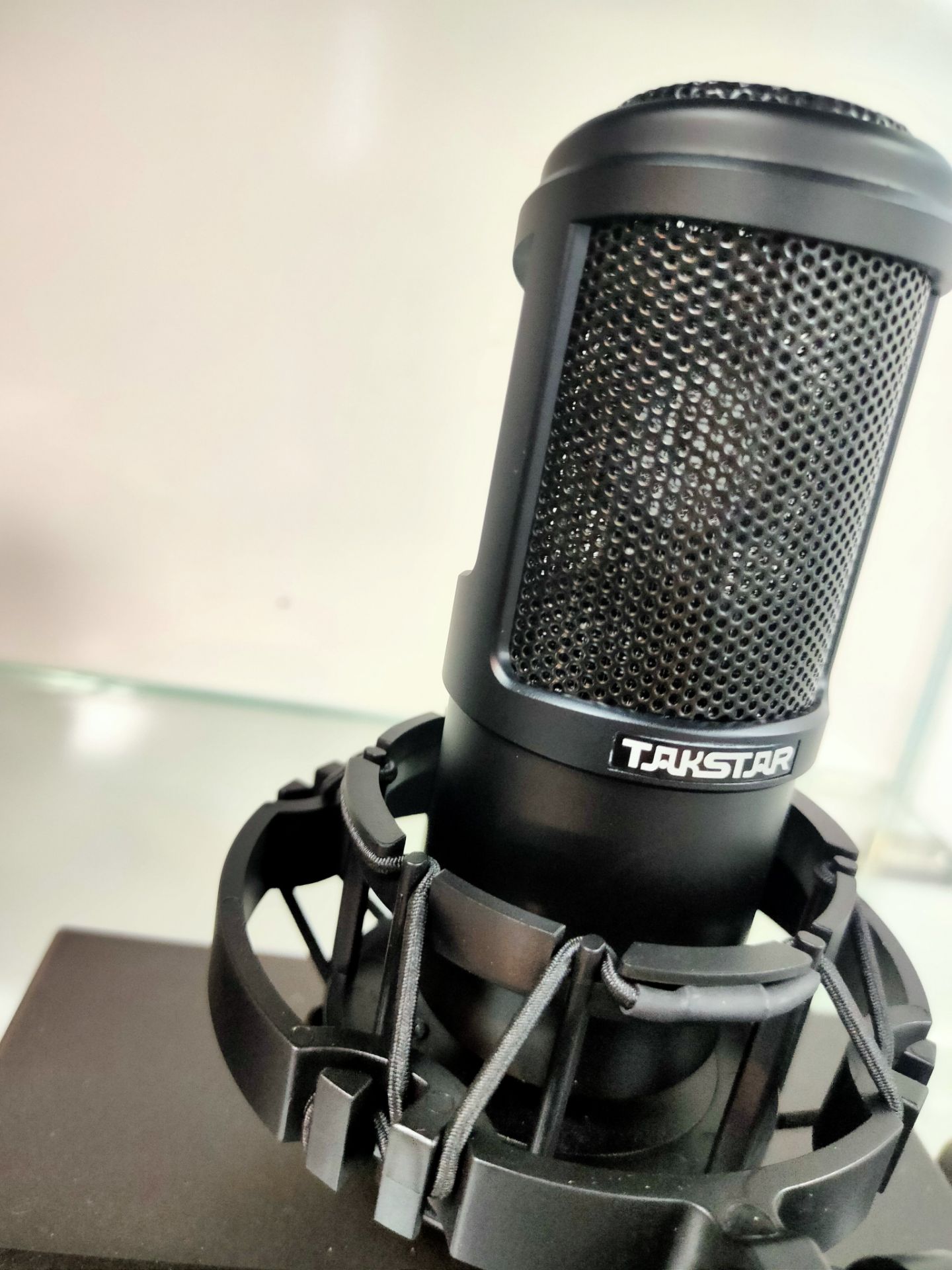 giao hàng nhanh ghê , bóc ra thấy hàng rất đẹp , hộp siêu cứng , haha , mình mua tặng bạn , nen cũng thấy ưng .  tặng shop 5 sao nhé