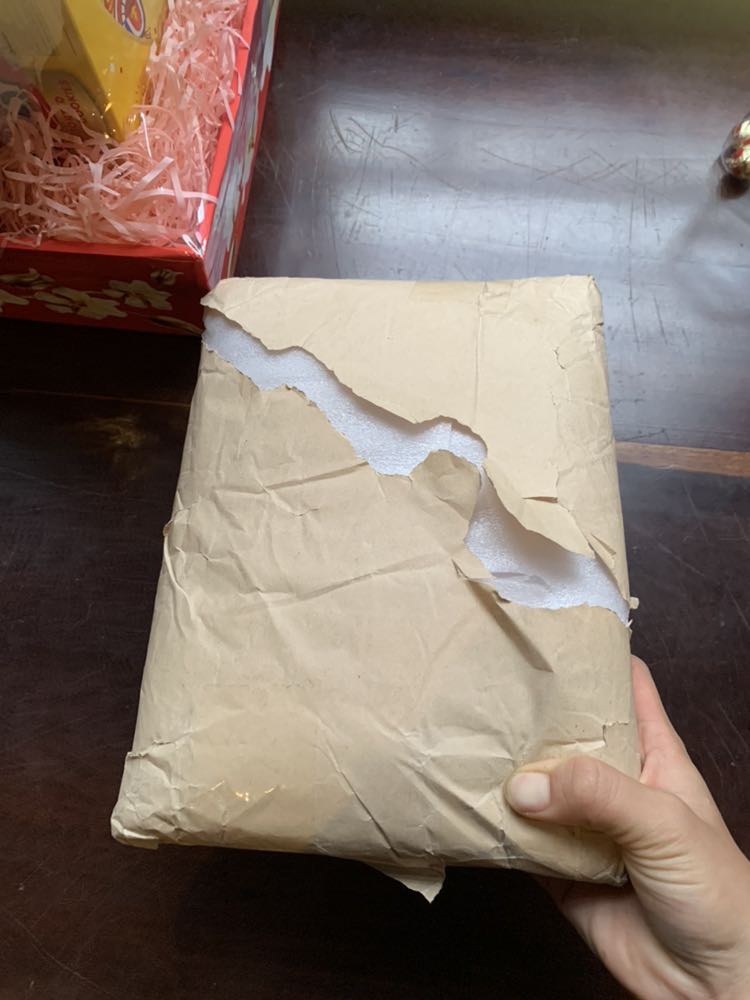 Khâu đóng gói bên trog thì ổn nhưng tớ thấy giấy bao bọc ở ngoài nó rách tả tơi, , hên là gọng sách chỉ bị móp nhẹ😀😀 
Hy vọng shop có thể bao lại vỏ tốt hơn nhé