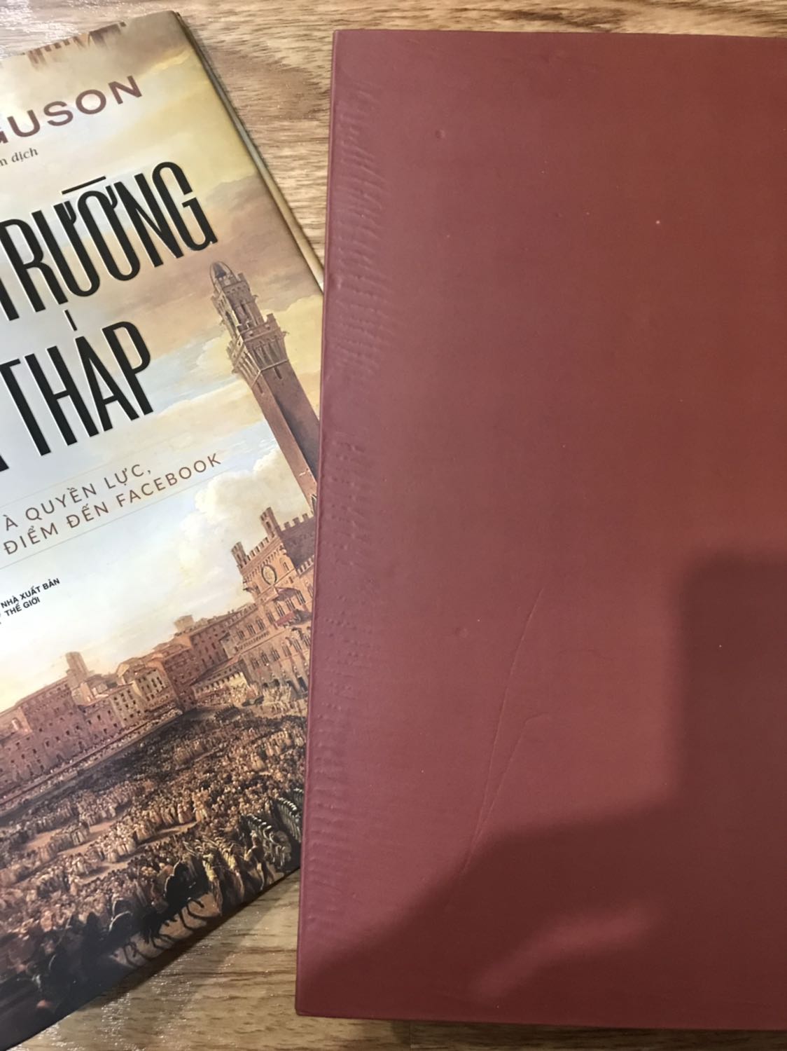 Nội dung mình chưa đọc. Cũng chỉ xem sơ sơ giới thiệu của tiki. Mua do là sách được viết bởi tác giả quyển Văn minh phương tây và phần còn lại. 
Cho 4 sao vì bìa sách như ảnh. Hiện đang trong quá trình đổi trả sách.