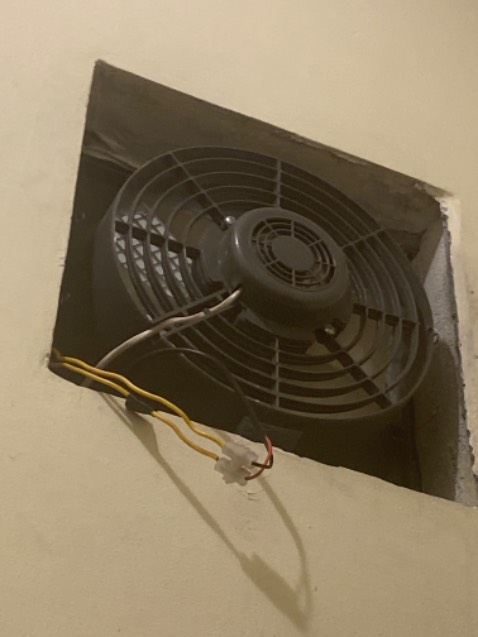 Fast delivery. Strong large (25cm) fan. Happy