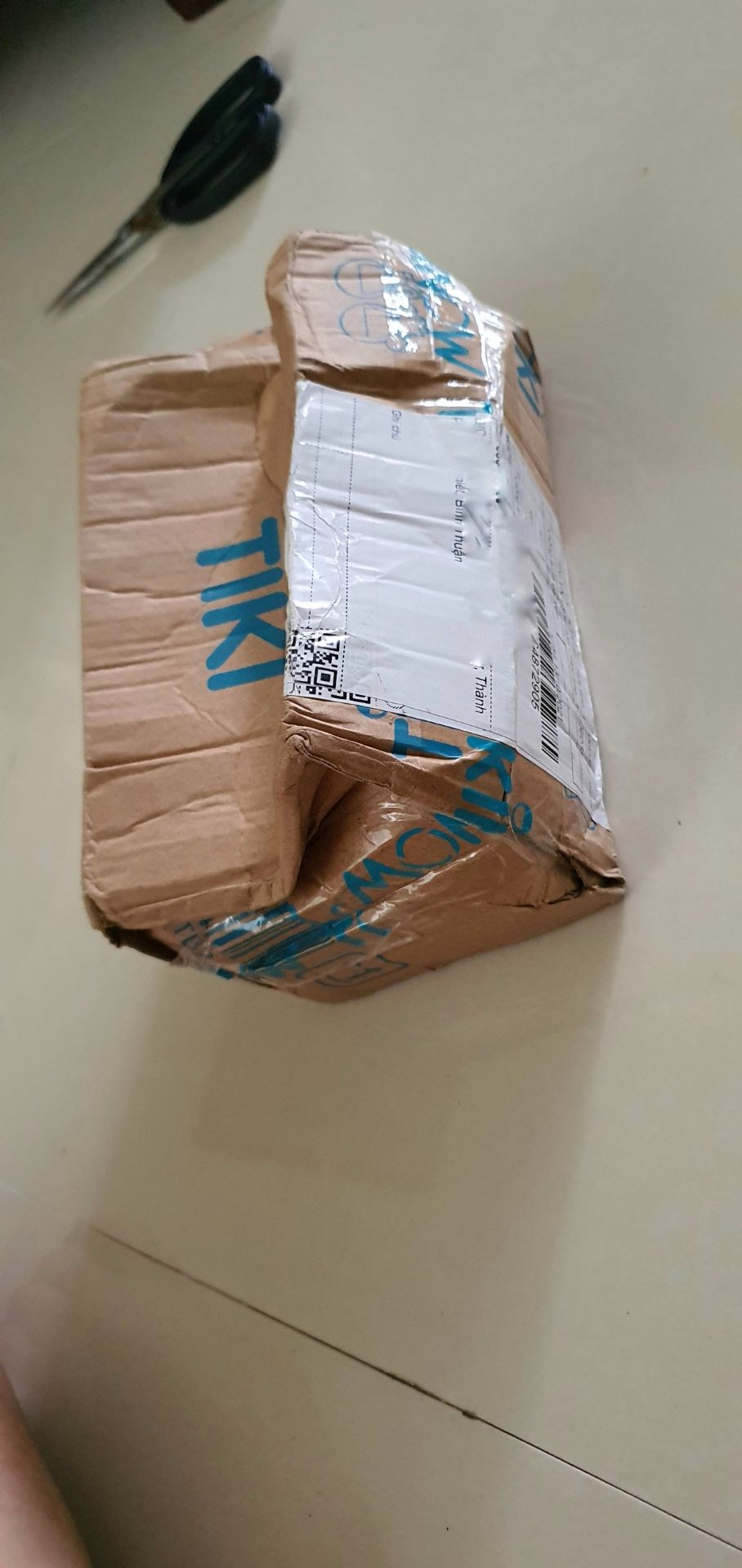 Mình đã dùng qua dầu gội của vichy, mượt tóc và sạch gàu, ko có gì để chê. Nhưng lần này khâu giao hàng của tiki thì quá là thất vọng. Đặt hàng 15 ngày mới nhận được, dù đã hết giãn cách, đóng gói thì xộc xệch, móp méo cả hộp ngoài lẫn hộp trong. Dầu gội thì giá đắt đỏ chứ có phải hàng bình dân đâu mà mở hộp ra thì thôi, sợ luôn, cũng ko chống sốc gì cả, như quăng mớ rau ngoài chợ. Từ nay cạch luôn tiki.