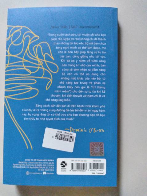 Sách ok 👌mép sách bị trầy xước, bên trong sách thì bị một vết hằn dài dọc mép sách ( hơi thất vọng) ☹️