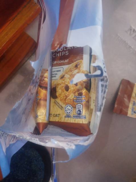 Cực kì thất vọng về cách làm việc của tiki, khi mình tin tưởng tuyệt đối đến khi nhận hàng, mở hộp ra vụn bánh rất nhiều mình nghĩ là có lỗi, nhưng khi nhìn kĩ lại thì cái bọc có dấu chuột cắn, vì hộp bên ngoài còn nguyên vẹn nên mình nghĩ bên đóng gói hàng đã không chú ý hoặc cố tình giao như vậy khi số lượng gói không phải là 10 mà là 9 (đã bao gồm gói bị chuột cắn), vậy còn 1 gói đi đâu? Chuột tha mất? Mình tha thiết bên tiki làm rõ việc này, tiếc vì tin tưởng nên không quay video mở hộp để rồi thất vọng.