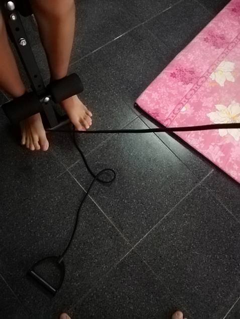 Đóng gói giao hàng cực nhanh . giá cả phù hợp. Sản phẩm hoàn thiện tốt. Nhưng thiết kế sản phẩm cực tệ và bất hợp lí . 
1. Nệm được bắt vào thân ghế bằng pat sắt bé tí mỏng manh. Chịu lực 120 kí là nằm yên. Chứ nhúc nhích tôi nghĩ không được bền lắm.
2. Dây cao su kéo tay chắc dành cho em bé 2 tuổi kéo vì quá nhỏ như đồ chơi vậy.
3. Lò xo kéo tay rất tuyệt nhưng kéo xong không biết xếp vào đâu khi chơi động tác khác, đành để nó cọ vào chim vậy. 
4. Khi chống đẩy phía trước rất dễ đập mặt vào thanh sắt vì nhô lên quá cao. Nên cắt bớt hoặc lót nệm cho an toàn.