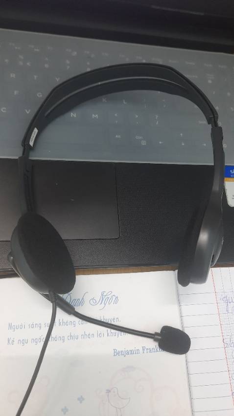 Phần đệm tai nghe mỏng nên đeo 1h là thấy đau tai.
1 jack cho cả mic và nghe.
Mic bắt được âm (hơi kém), tai nghe nghe được. Mọi thứ trong mức ổn