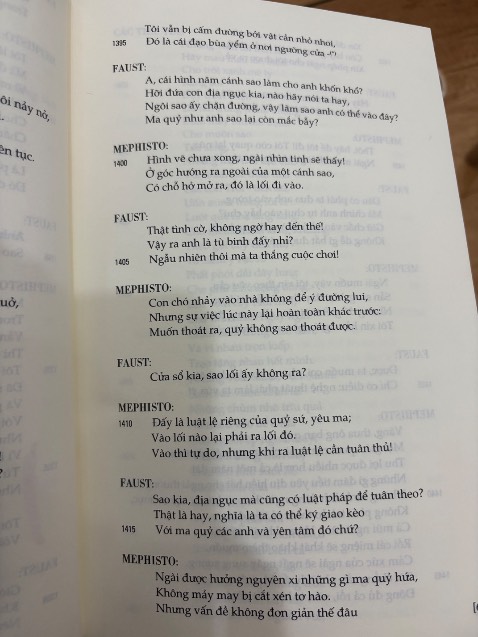 Vừa khít đồ bọc sách luôn. Đoạn đầu khá hài đó, kiểu con quỷ lịch thiệp và nhà thông thái mỏ hỗn :)))))