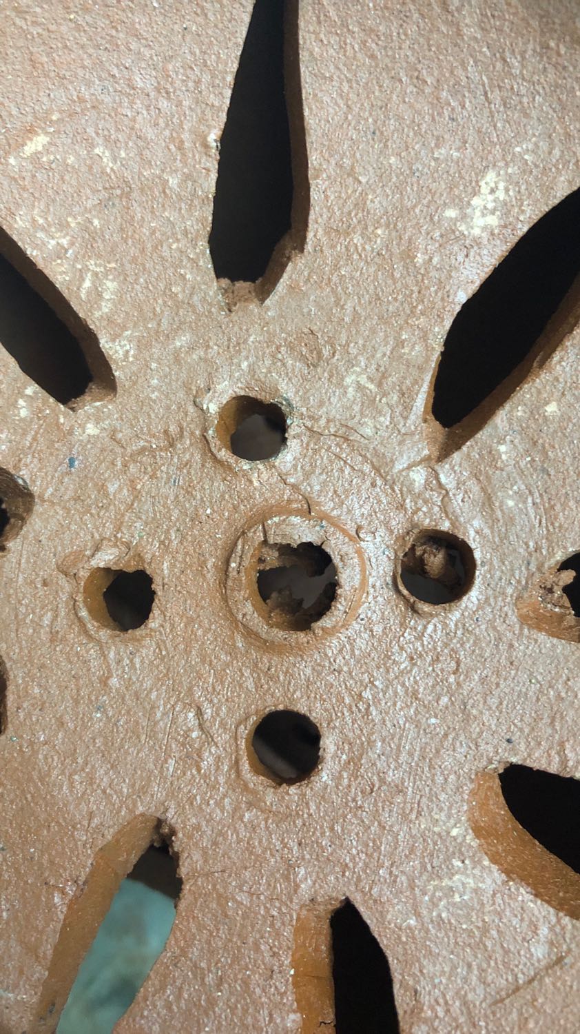 Dày dặn, chắc chắn, hình thức cơ bản đẹp chỉ có ở bên trong hơi nhiều đất thừa bít cả lỗ. Phần mặt phía trên nếu làm mỏng hơn được thì tốt, dày quá cản bớt lửa.