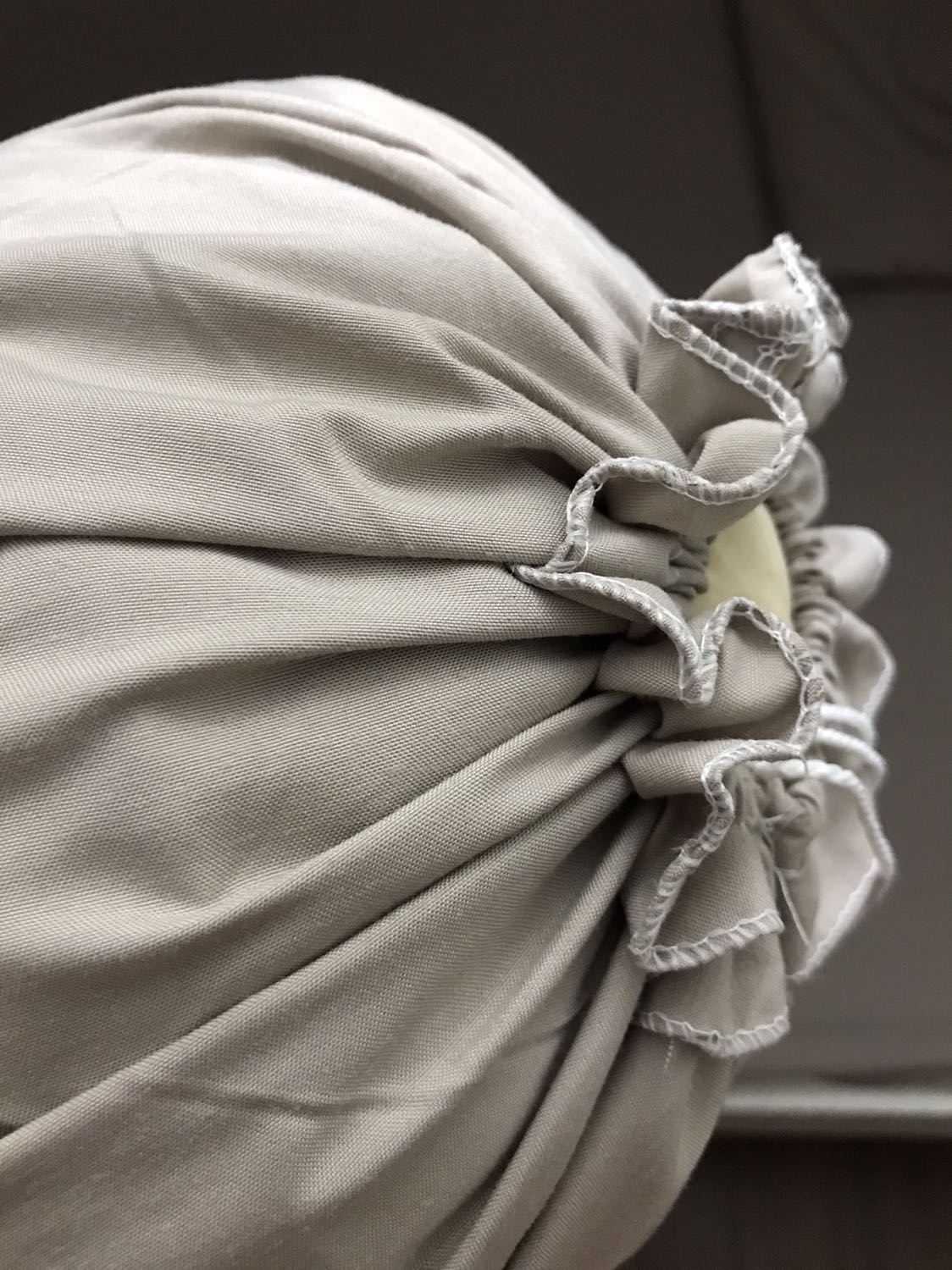 Sản phẩm quá thất vọng. Chất vải ko mát; áo gối ôm đường may mặt trái mặt phải lộn xộn, dây rút thì bị may dính vào vải nên ko rút được.