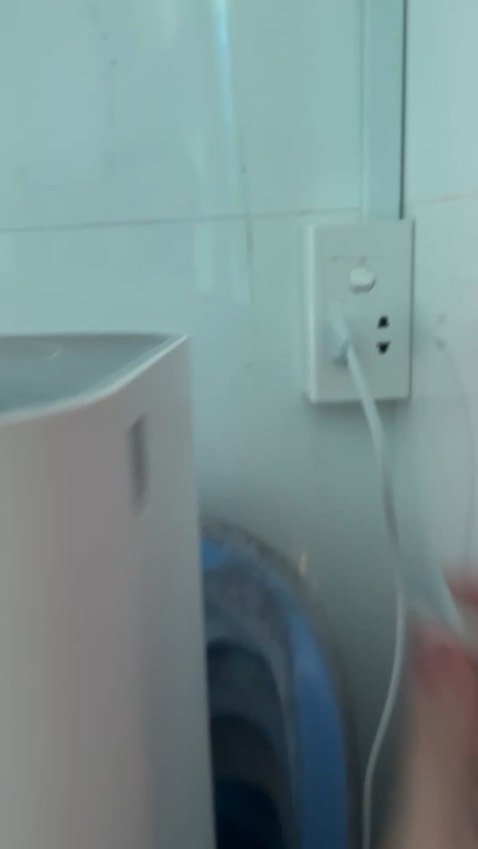 Mua máy về sử dụng 2 tuần có vấn đề, máy bật tắt rồi sập nguồn, nhân viên liên hệ hỏi đổi máy mới hay hoàn tiền, vẫn chọn đổi máy mới. Đổi máy yêu cầu quay clip gói hàng đóng hàng đủ thứ. Sau vài ngày nhận lại bưu kiện vẫn là chiếc máy cũ và tình trạng như cũ, nhân viên giải trình là khi nào lỗi của nhà sản xuất mới đổi máy, còn khi đem về kho kiểm tra không vấn đề gì nên trả lại cho khách hàng cái máy cũ phủi bỏ hết trách nhiệm. Không vấn để gì mà màn hình chớp tắt không lên nguồn? Lỗi không do nhà sản xuất vậy là do khách tự làm hư? Nói lỗi thì nhân viên kêu xem clip của bên hãng quay máy vẫn hoạt động, trong khi máy đem về nhà mình thì không hoạt động, vậy xem clip nhìn máy hoạt động bình thường cho đỡ ghiền hay sao ạ? Đổ thừa là nguồn điện ở nhà mình có vấn đề, chắc nhà mình ở trên rừng chỉ sử dụng đèn dầu nên k có nguồn điện đảm bảo sử dụng được cái máy lọc không khí, nguồn điện tại nhà có vấn đề mà gây cho màn hình sọc dưa?. Chỉ 3tr400 mà mua được uy tín của nhà bán hàng thì quá rẻ. Hứa danh dự, các bạn nhân viên và nhà bán hàng không xử lý ổn thoả thì mình chấp nhận bỏ 3tr4 của mình để mua cái uy tín của cửa hàng các bạn. Bán hàng đừng *** lọc, lươn lẹo và vô trách nhiệm.