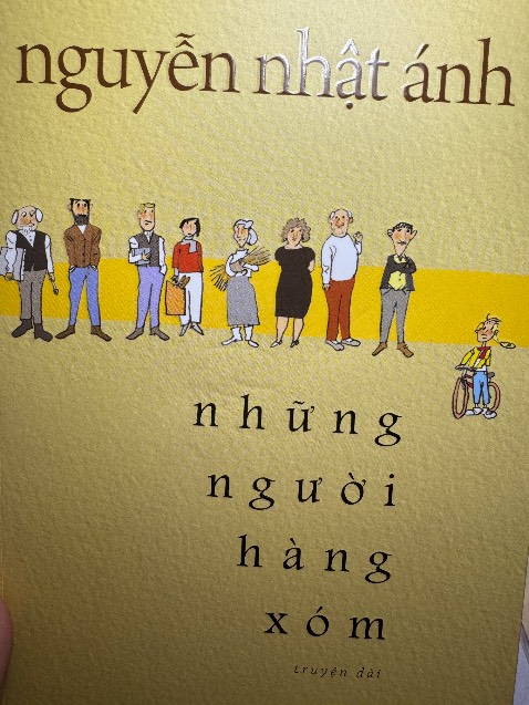 Hình như bọc chặt quá nên có bị nhăn bìa một chút. Bên trong có nhiều trang bị nhăn phần góc trên (như hình), có trang có vết dơ nhỏ. Bìa sách xinh.