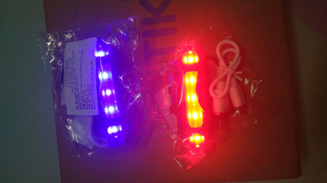 hàng để trong hộp hơi to, ko có xốp chèn chống sốc nên hộp bị móp méo, may là đèn vẫn sáng ok
đèn sáng, có nhiều chế độ chớp