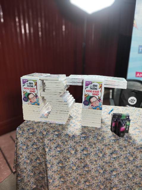 Hôm 7/7 mình có đi event ra mắt sách của tác giả nè, sách viết về thành bại khi khởi nghiệp  không khô khan mà người lại khá thú vị, thú vị như chính tác giả Tùng BT zị đó