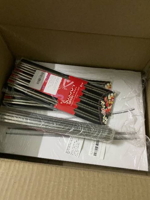 Sản phẩm đẹp, cứ nghĩ đũa inox sẽ nặng lắm, nhưng cầm đũa này cảm thấy nhẹ vừa tay, inox cực bóng, gấp thức ăn cũng dễ