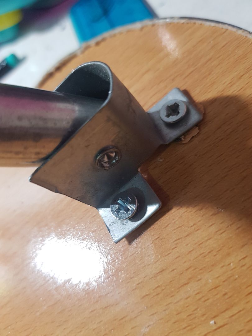 Rất thất vọng. Đừng mua sp này. Giao hàng lần đầu, cái bàn cấn trầy kinh khủng tệ hại. Giao lần thứ hai sp vẫn tệ. Chỉ viền sắc nhọn, không thể dùng được vì sẽ bị xước da thịt. Chỉ viền thiếu hụt, lồi ra. Ốc vít lờn nhổ cả lên. Chỗ liên kết sắt nhọn kém an toàn. Lần đầu tiên tôi viết đánh giá sp kém như vậy. Khuyên các bạn đừng mua.