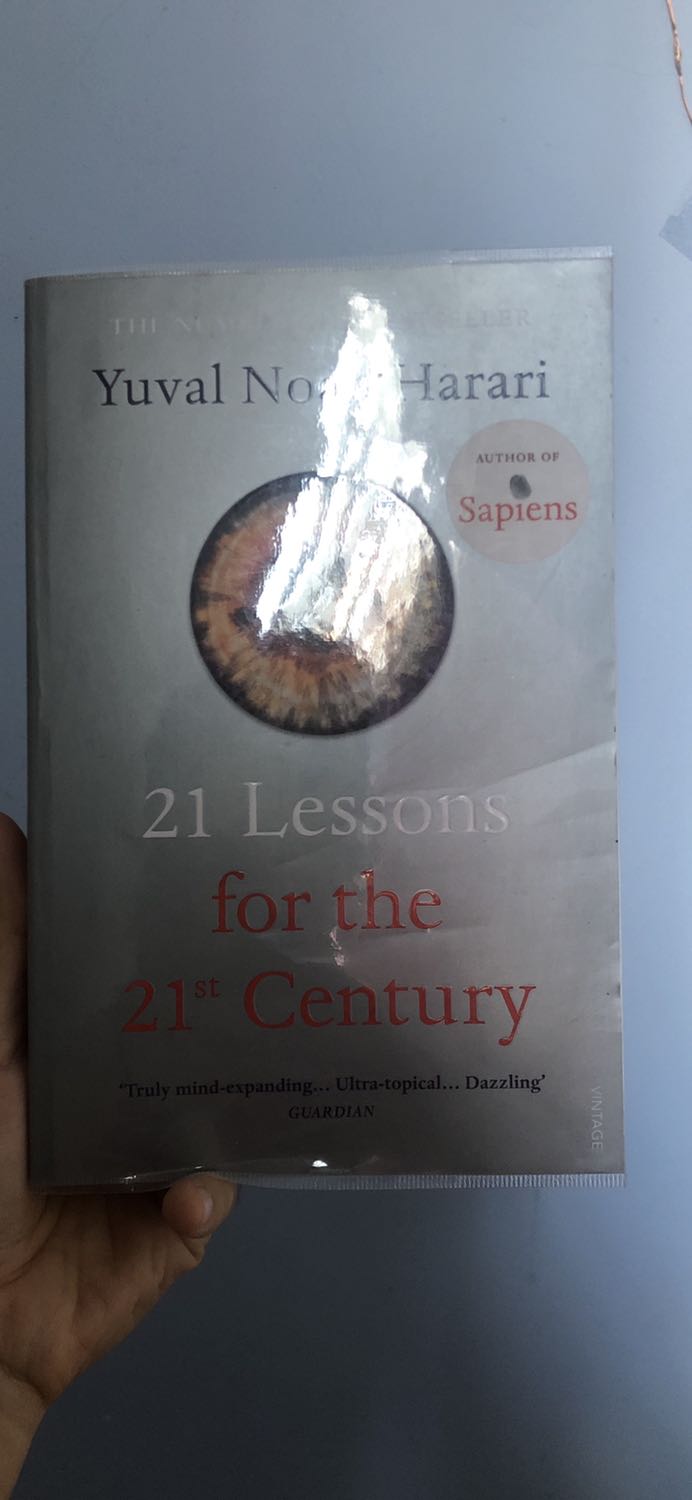 Tiki giao hàng nhanh và đóng gói cẩn thận. Còn về nội dung thì mình mới chỉ đọc 1/3 cuốn, khá hay ạ. Vừa đọc để tăng kiến thức với tiện luyện kỹ năng đọc tiếng anh luôn cũng khá là okie, đã vậy mua được với giá giảm khá nhiều nữa chớ hihi