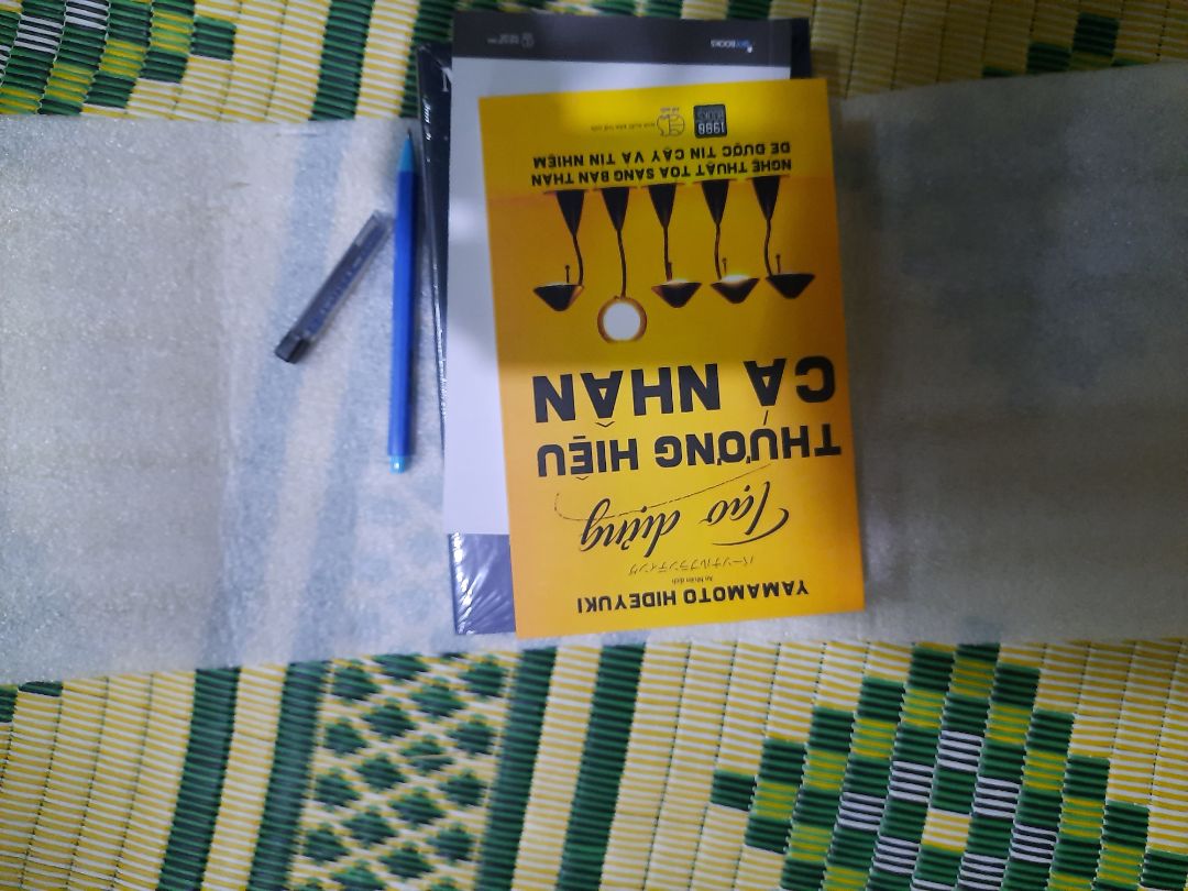 Nếu có thể cho 0 sao mình đã cho rồi 
Sách cũ bẩn bám đầy bụi  không có lấy 1 cái túi bóng. Duy nhất đúng 1 tấm xốp còn lại không có gì cả. Shop lớn mà làm ăn không ra gì. Không biết là do khinh khách đặt ngày 11 tháng 11 hay là từ trước đến nay đều cẩu thả  như thế. 
Thà mua chỗ khác đắt hơn còn hơn mua chỗ này
Mình mua sách để tâm thanh tịnh mà nhận hàng làm mình muốn tăng xông luôn. 
Rút kinh nghiệm khỏi mua ở đây trên bất cứ trang thương mại điện tử nào.
Mất tiền mua bực vào người. Các bạn nghĩ kĩ nhé