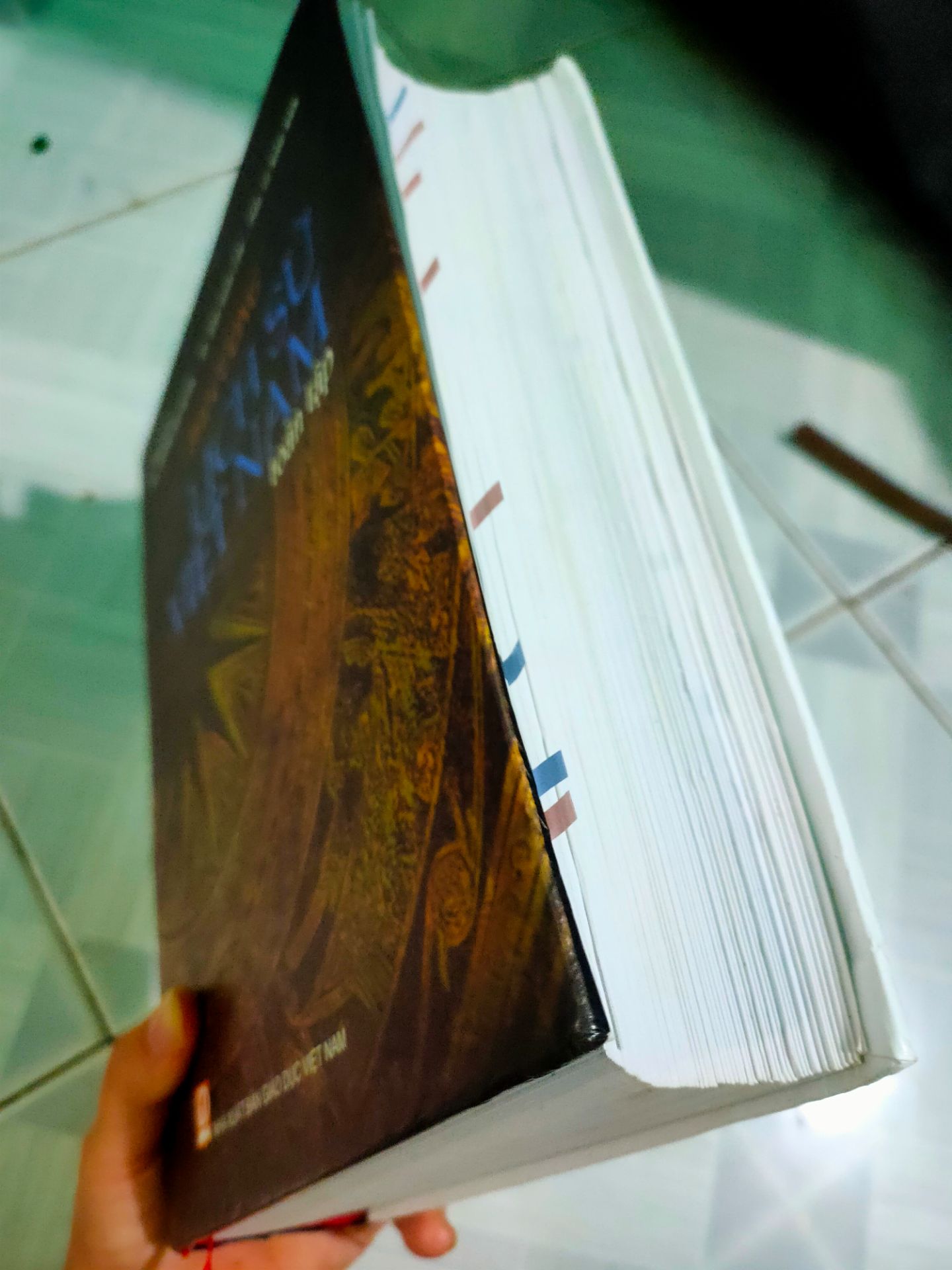 tiki giao hàng nha, sớm hơn dự định. sách dày lắm, bìa cứng nhưng mà gáy hơi yếu. nội dung thì đầy đủ