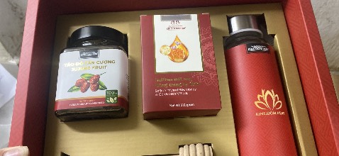 Sếp em là nữ nữa mà nhìn hộp quà này thì chỉ có thích thôi , xịn xò từ cái hộp cách đóng gói tới bên trong luôn , shop làm việc quá ư có tâm lun á , em mở thử bên trong gói hộp saffron đúng đẹp lun á ☺️😍 có 10 sao củng cho shop nữa á , đợt này tặng sếp chỉ có thích mê thui ☺️☺️☺️☺️