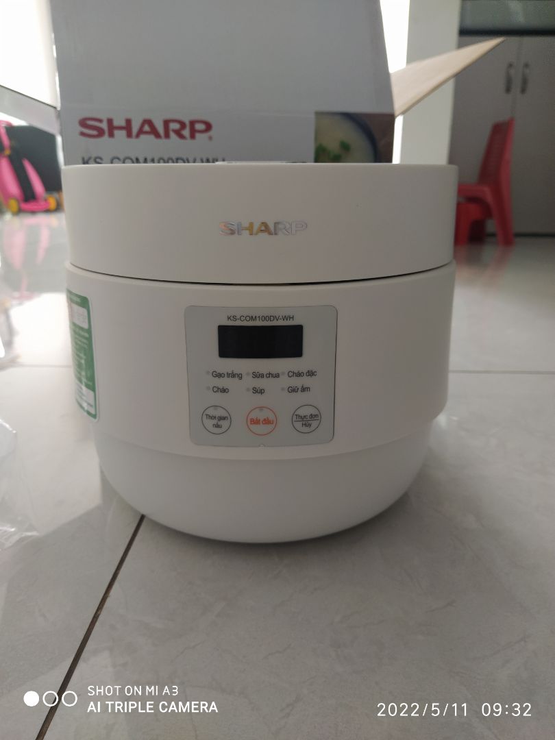 Sản phẩm đẹp, nhân viên giao hàng nhiệt tình. Nhưng phụ kiện gửi kèm sản phẩm còn thiếu THÌA SOUP. Qua một thời gian sử dụng đánh giá lòng nồi khá mỏng. Cơm nấu vừa xong ăn liền thì ok. Để giữ ấm tầm 3 4 tiếng lớp dưới đáy nồi bị cứng. Nắp nồi bị đọng nước khi mở nắp nước nhiễu ngược lại vào cơm. Lớp trên nhão lớp dưới cứng. Thời gian nấu khá lâu so với những mẫu đã dùng. Mẫu mã đẹp nhưng chất lượng chưa tốt!