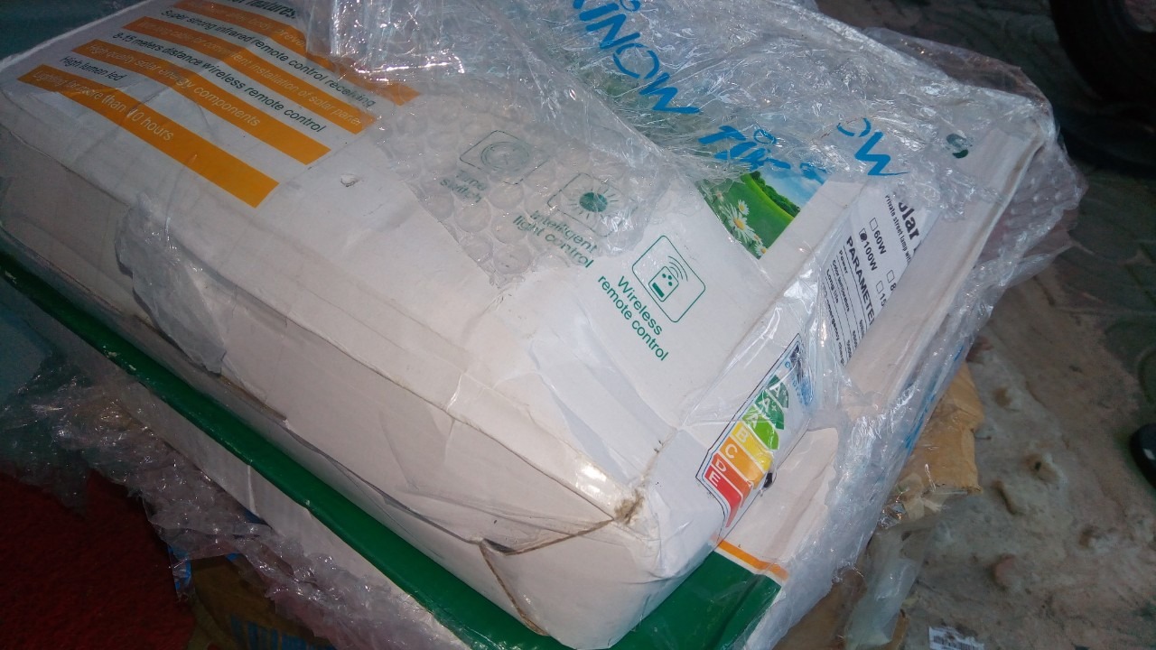 Sản phẩm nhận không giống như hình. Kích thước Solar nhỏ xíu, nhỏ hơn cục gạch 40x40cm. Sản phẩm nghi ngờ hàng giả kém chất lượng. Mặc khác, sản phẩm đóng gói rất tệ, hàng về móp méo hộp xấu xí vô cùng. Đề nghị hoàn tiền.