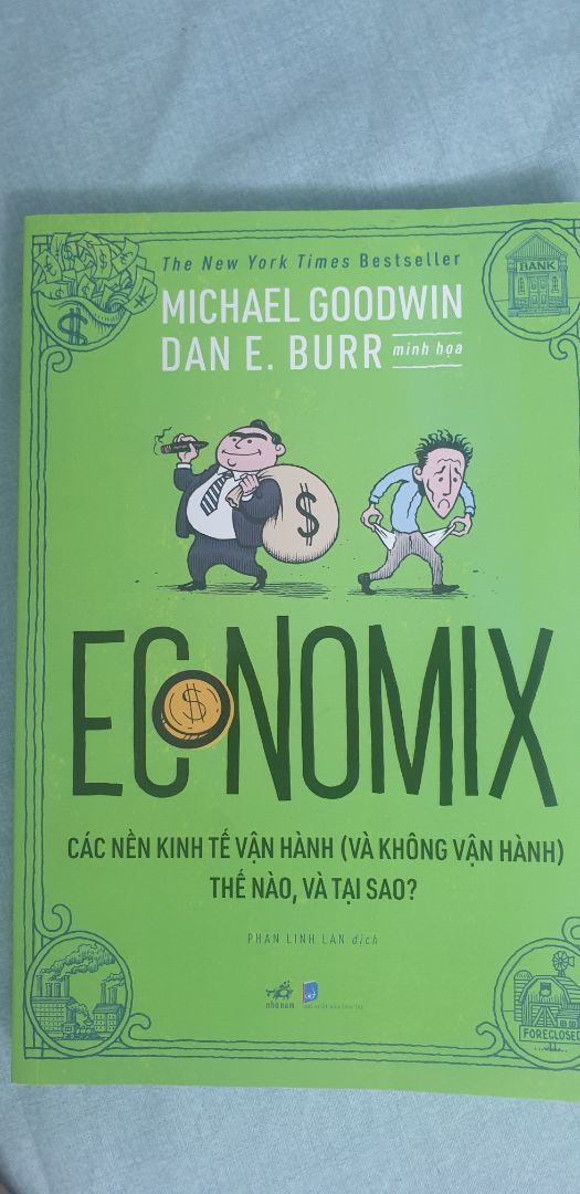 Một quyển sách nên đọc cho các bạn muốn tìm hiểu về các lý thuyết kinh tế. Nội dung nhẹ nhàng, diễn giải gọn gàng dễ hiểu, minh họa hài hước và hợp lý. 
Tiki giao hàng nhanh, đóng gói đẹp. Điểm trừ là nhân viên pickup không rửa tay nên làm bìa sách bị in dấu vân tay lem nhem, nhìn khá khó chịu