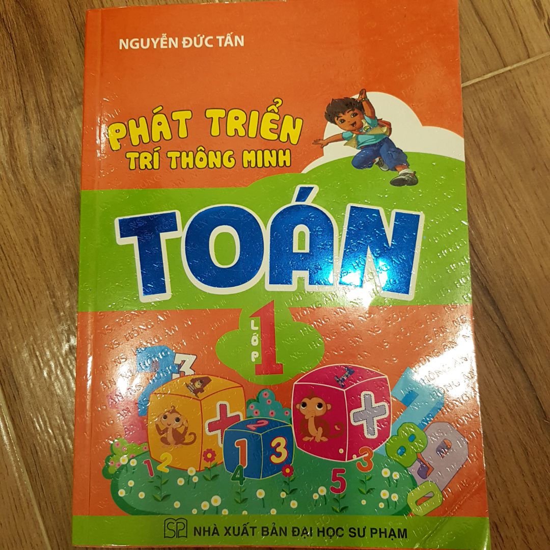 Fahasa giao hàng nhanh. 
Về sách thì trang giấy hơi mỏng, con mình mà viết là nó lan sang mấy trang sau luôn.