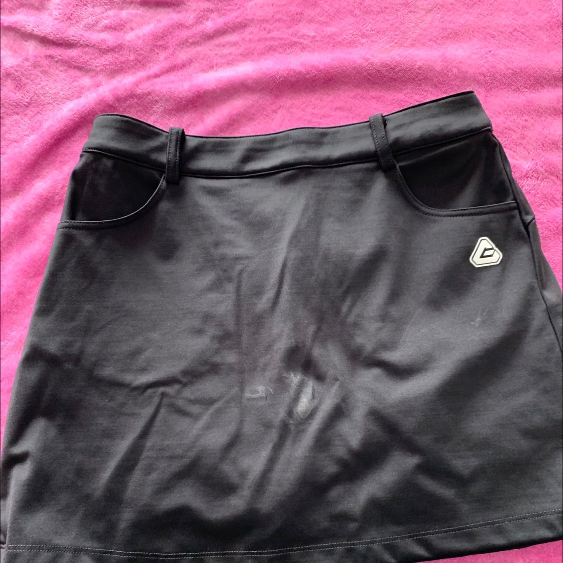 Vải mềm, dày, mịn.
Rất ưng.
Dù nhăn, nhưng không ủi được nha mọi người, mình quất cái bàn ủi vào nhẹ nhẹ thôi mà chảy vải 1 tí rồi đấy